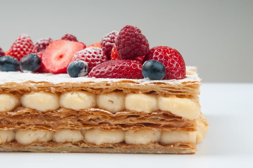 pastel-hojaldre-crema-crema_1262-20354